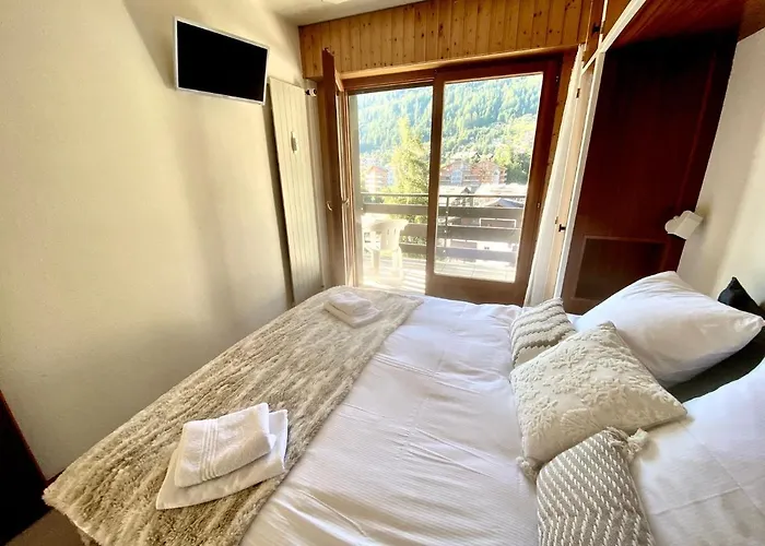 Sunny Mountain View In Town By Jolidi アパート